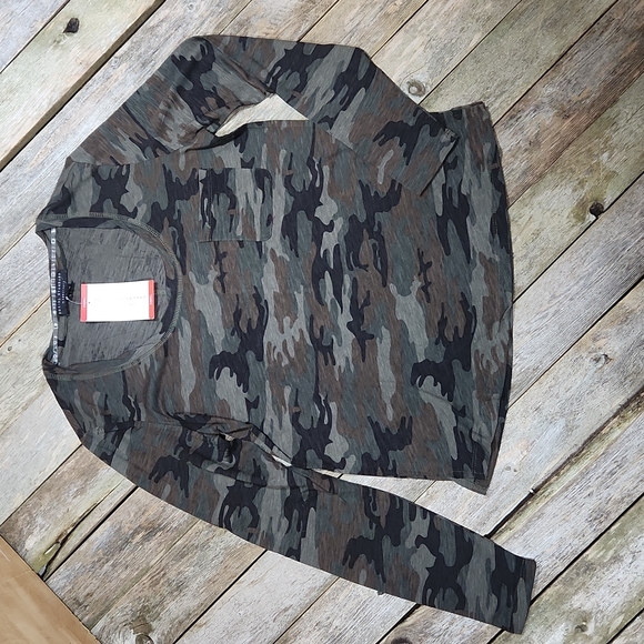 Social Standard by Sanctuary "Dylan Scoop Tee" Mother Earth Camo sz XS W-594 - Picture 2 of 8